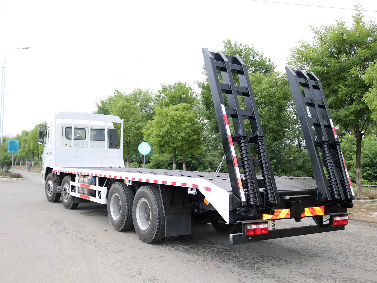 華菱之星前四后八平板運(yùn)輸車