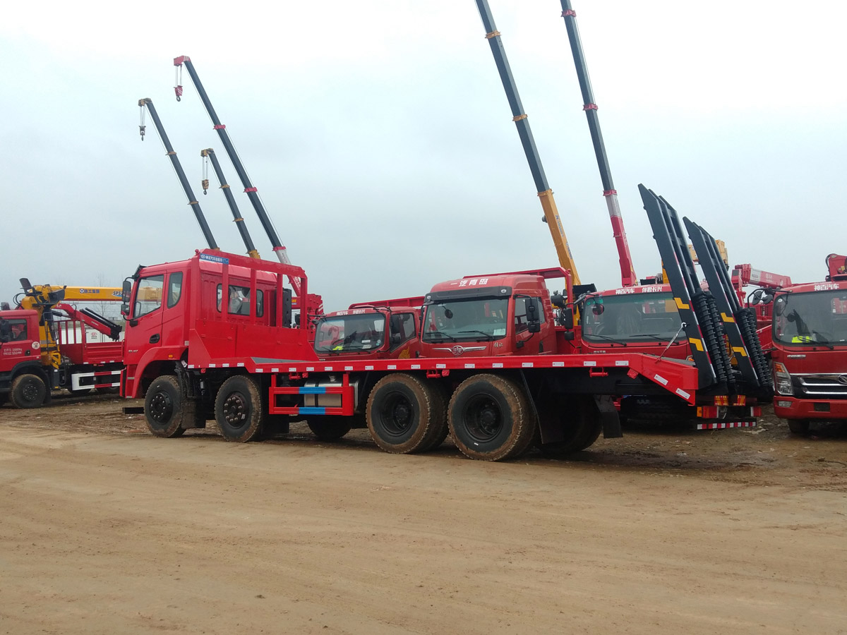 東風(fēng)錦程V6前四后八平板運(yùn)輸車