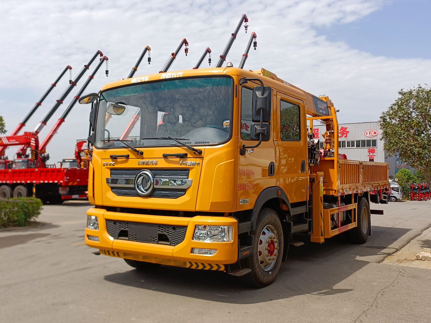 東風(fēng)多利卡D9雙排上裝長(zhǎng)興發(fā)財(cái)8噸直臂式吊機(jī)