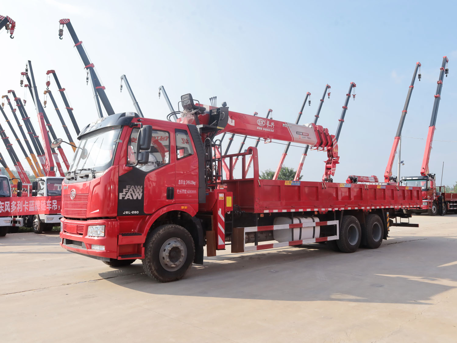 解放J6L后雙橋上裝長興質(zhì)尊版10噸直臂式吊機(jī)