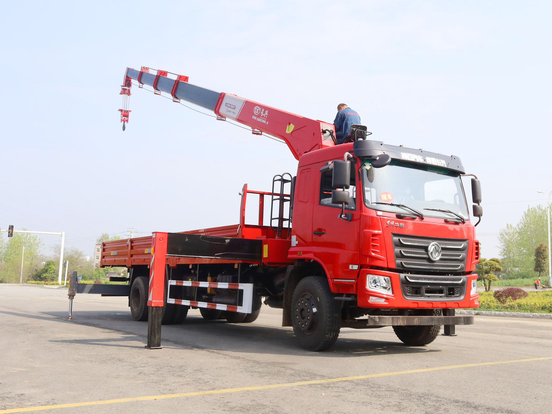 東風(fēng)華神F5駕駛室后雙橋上裝長興12噸直臂式吊機(jī)