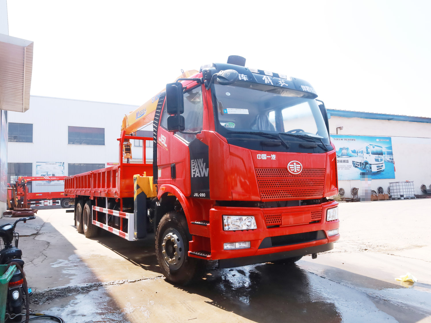 解放J6L后雙橋上裝徐工12噸直臂式吊機(jī)