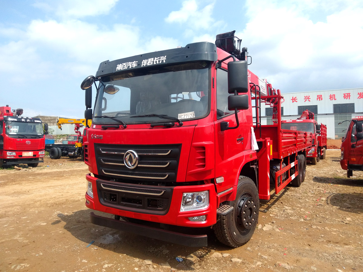 東風華神F5駕駛室后雙橋上裝長興14噸直臂式吊機