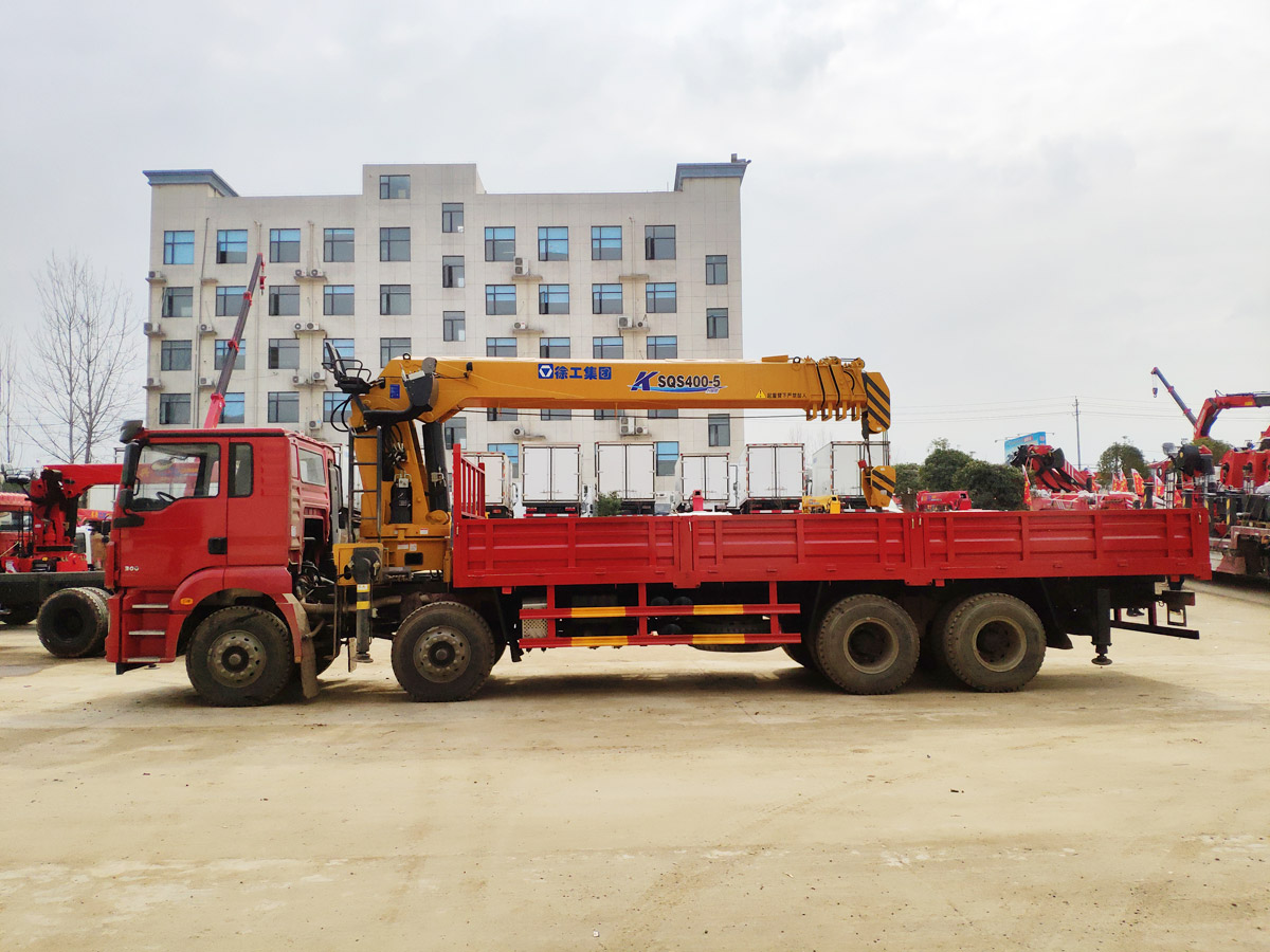 陜汽德龍新M3000駕駛室前四后八上裝徐工16噸直臂式吊機(jī)