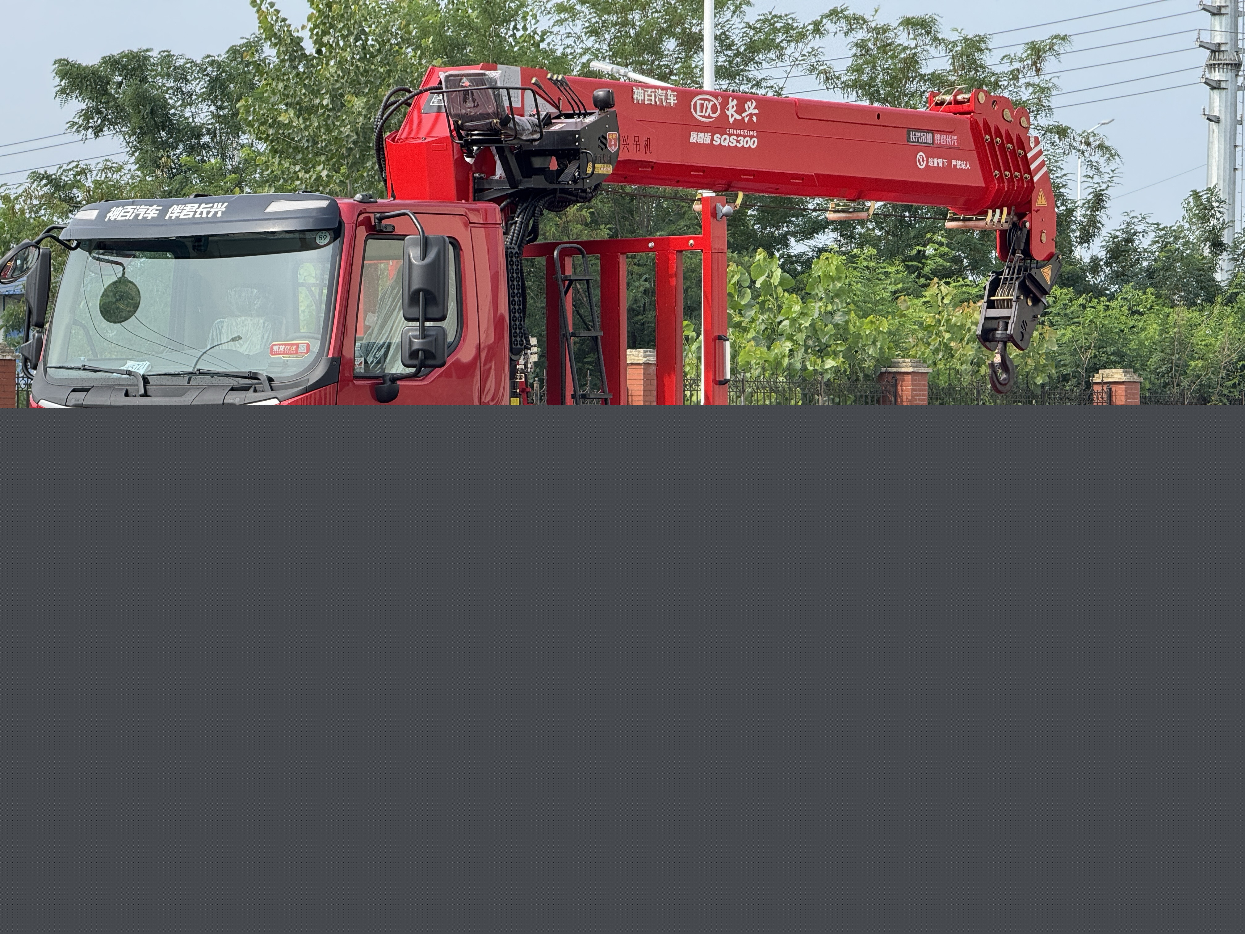 乘龍M3上裝12噸品牌吊機展示