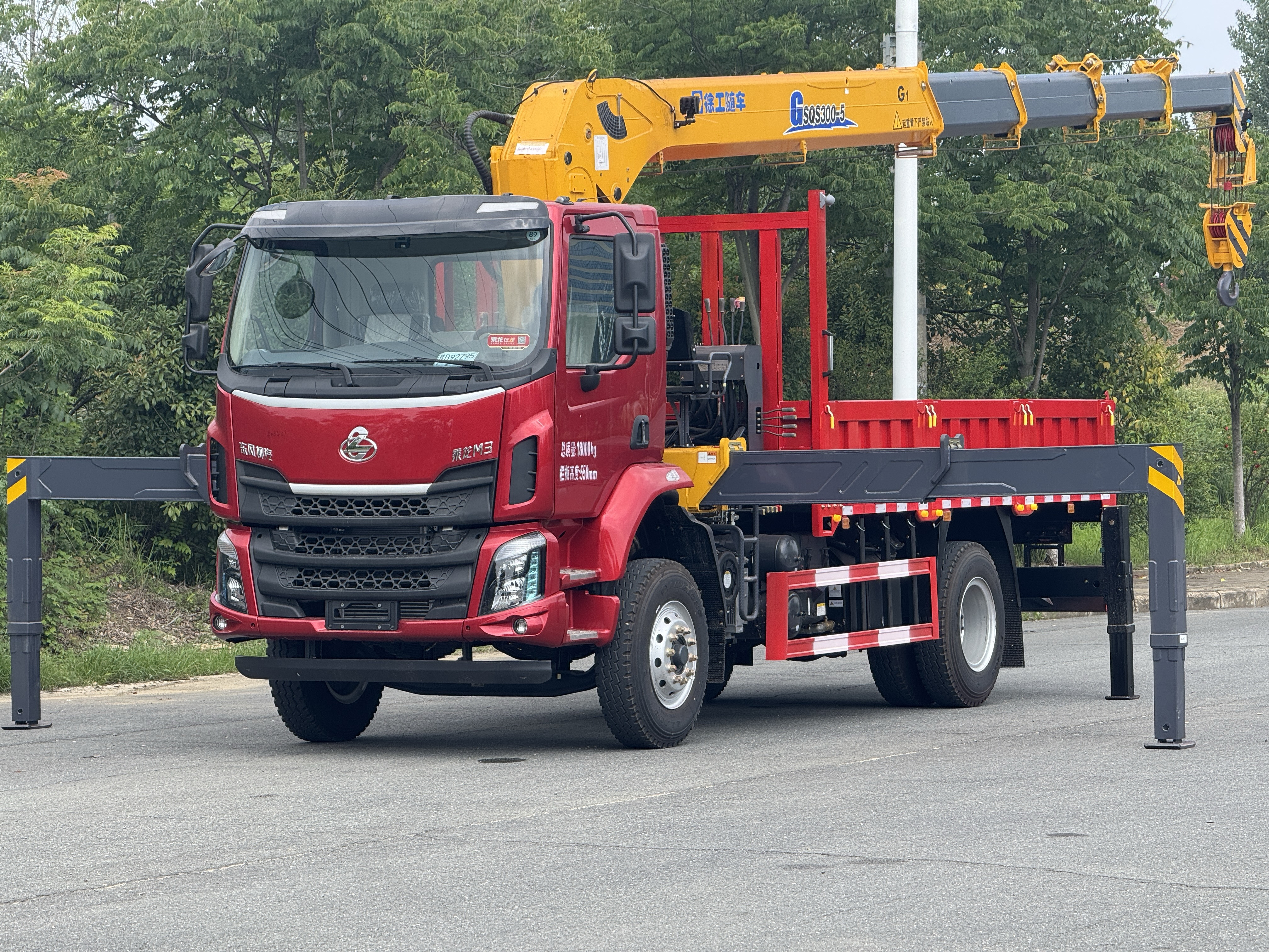 乘龍M3上裝12噸品牌吊機展示