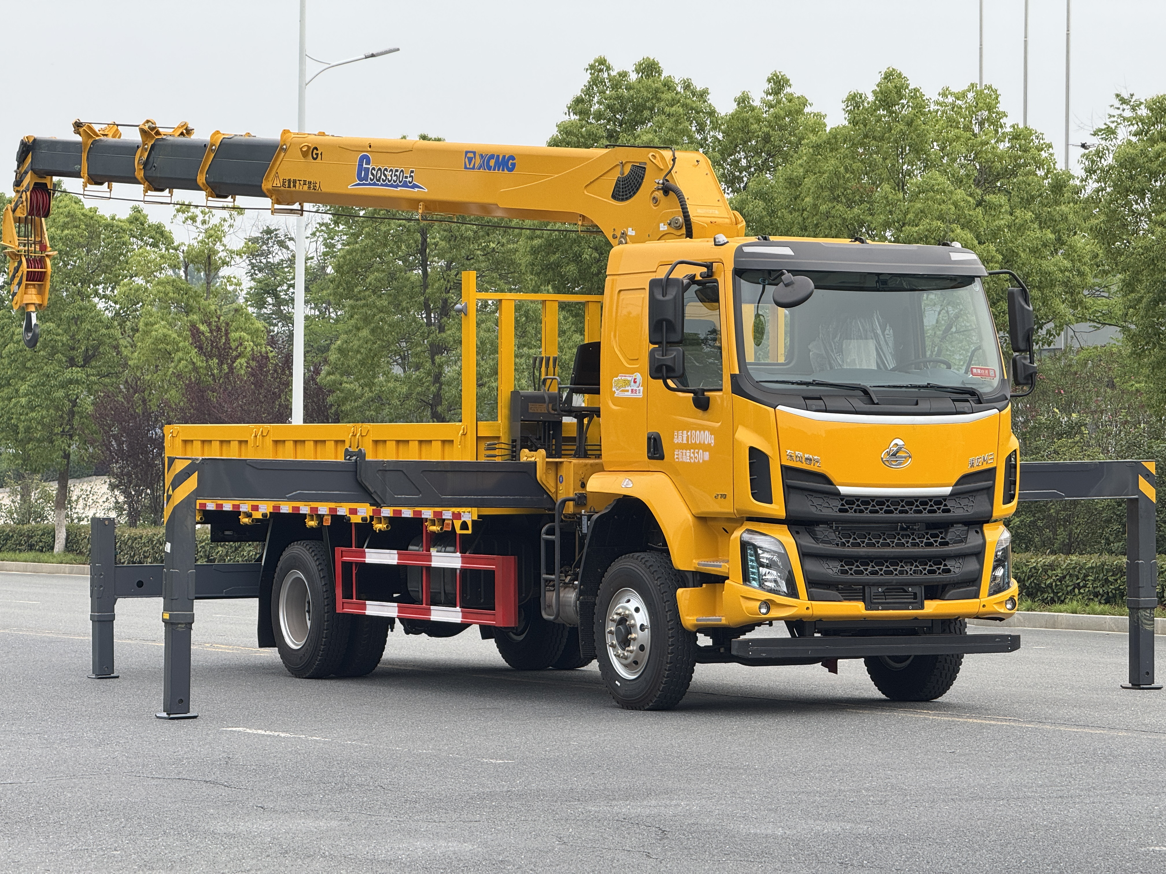 乘龍M3上裝徐工14噸吊機