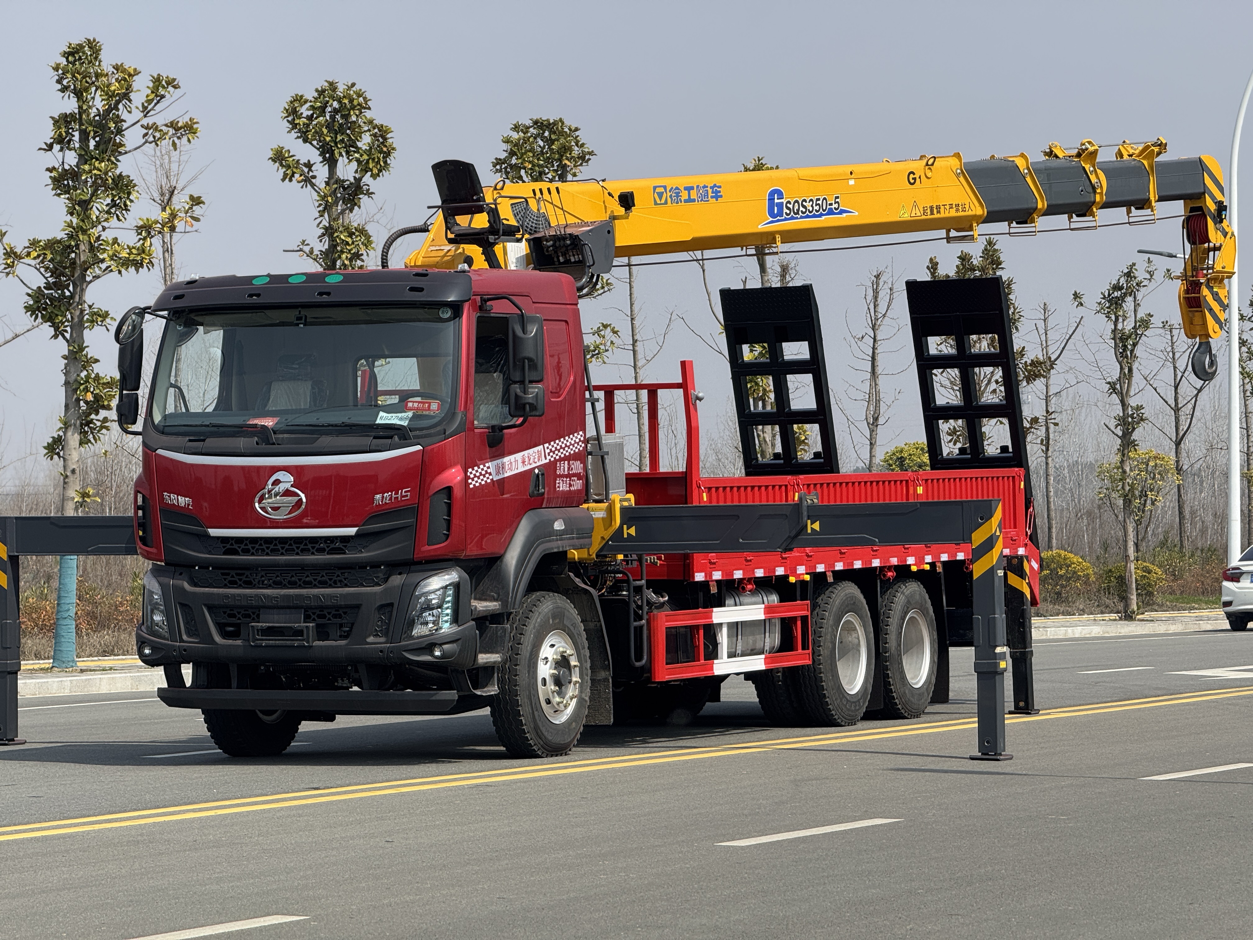 H5康明斯320后八輪上裝徐工14噸帶爬梯