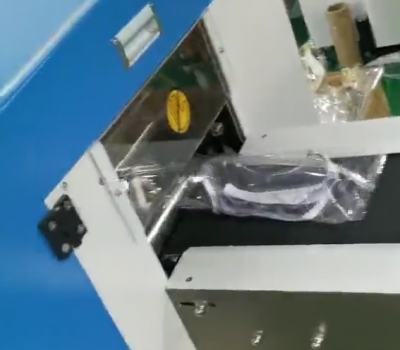 全自動(dòng)包裝機(jī)包裝護(hù)目鏡作業(yè)現(xiàn)場(chǎng)